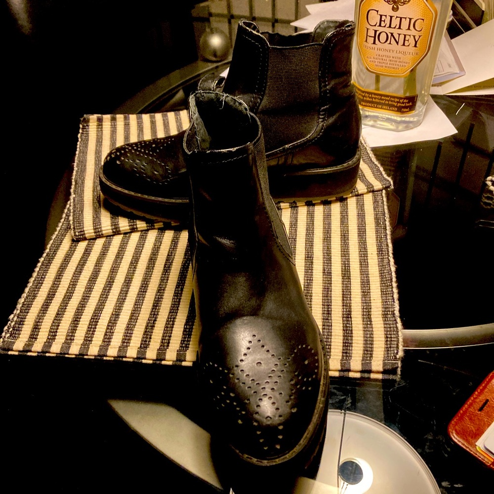 Size 7.5 black Dolce Vita booties